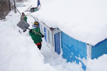 Волонтеры оказывают помощь горожанам после серии циклонов