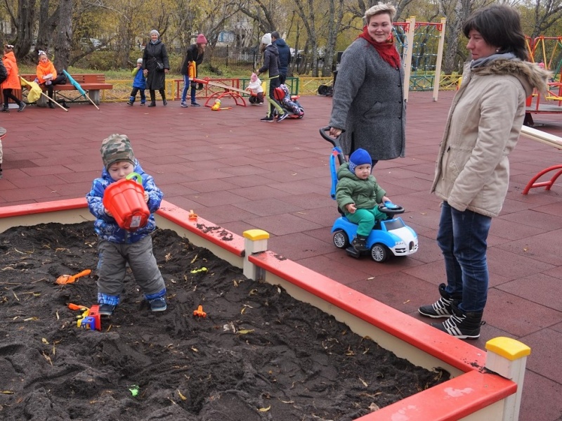 На городских детских площадках производят замену песка в песочницах