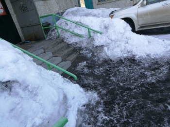 В Петропавловске активизированы работы по борьбе с гололедом на внутриквартальных проездах и придомовых территориях