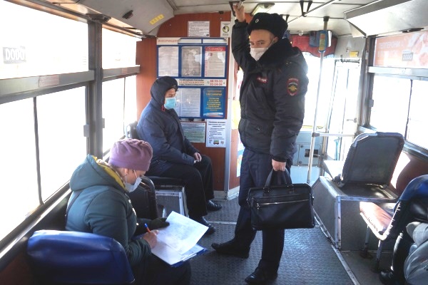 В краевой столице проверили соблюдение масочного режима в автобусах