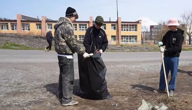 Школьники участвуют в субботниках