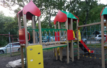 На детских площадках города продолжают ремонтировать оборудование 