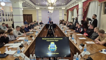 Петропавловск-Камчатский в зоне влияния очередного циклона: дорожные службы работают в дежурном режиме, жителей призывают к осторожности на улице