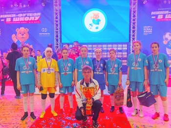 Спортсменки из школы №12 завоевали «бронзу» на соревнованиях по мини-футболу
