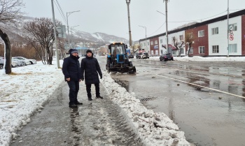 В ночную смену дорожные службы продолжат работу по ликвидации последствий циклона, - отметил Глава города Евгений Беляев