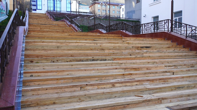 Лестницы города покрывают деревянным настилом для безопасности горожан