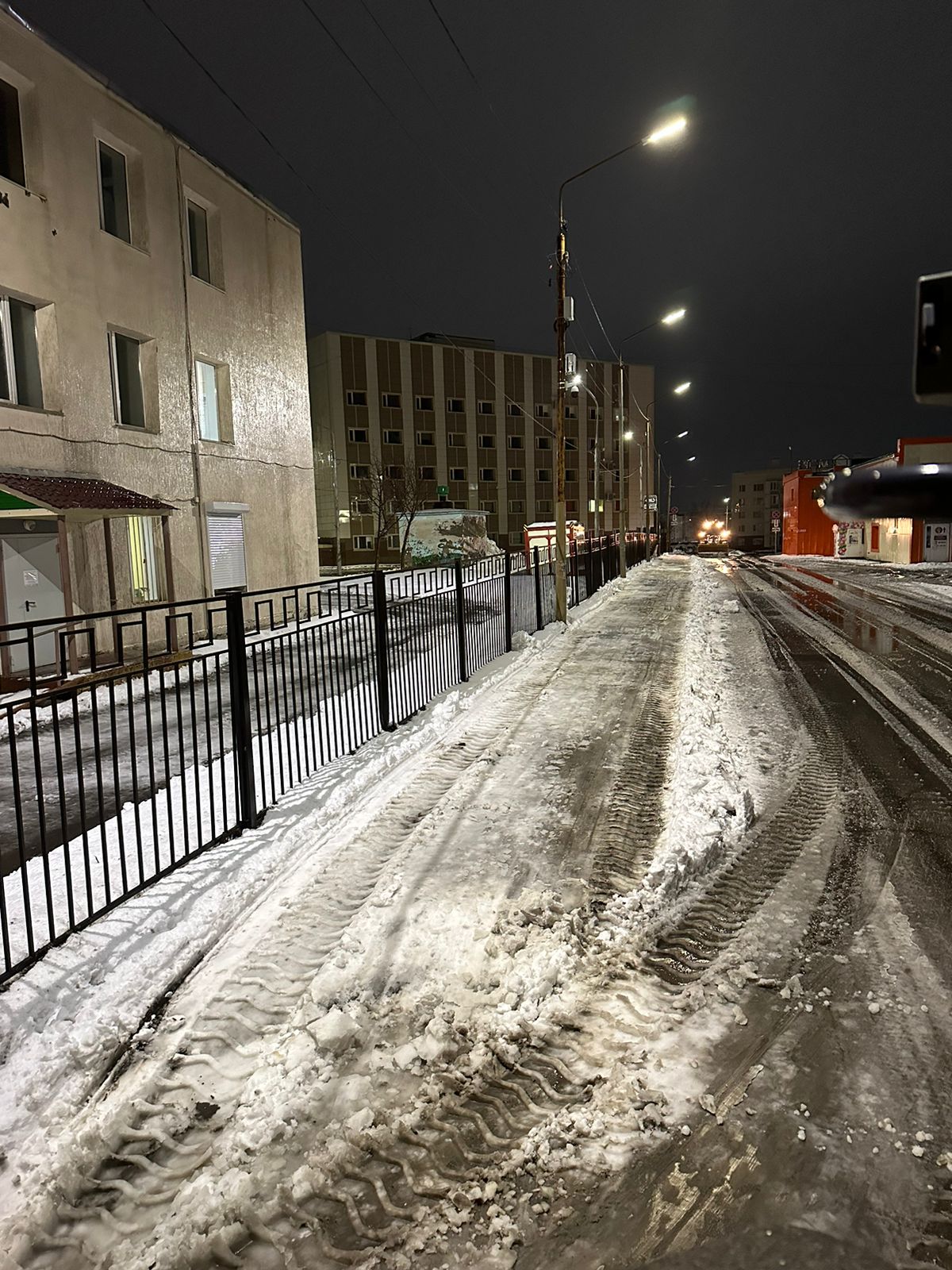 Дорожные службы продолжают выполнять работы по расчистке проезжей части и тротуаров Дорожные службы продолжают выполнять работы по расчистке проезжей части и тротуаров