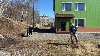  На территориях детских садов и школ Петропавловска-Камчатского проходит весенняя уборка