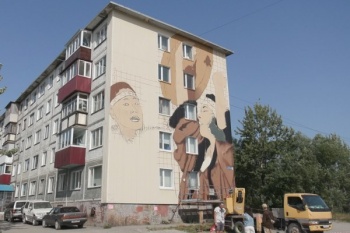 Еще один рисунок украсил фасад дома в краевом центре