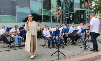 Городской оркестр продолжает свои выступления на открытом воздухе