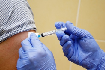 Продолжается массовая вакцинация населения от новой коронавирусной инфекции.