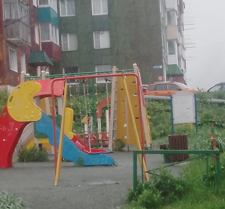 На детских площадках города ремонтируют и заменяют оборудование