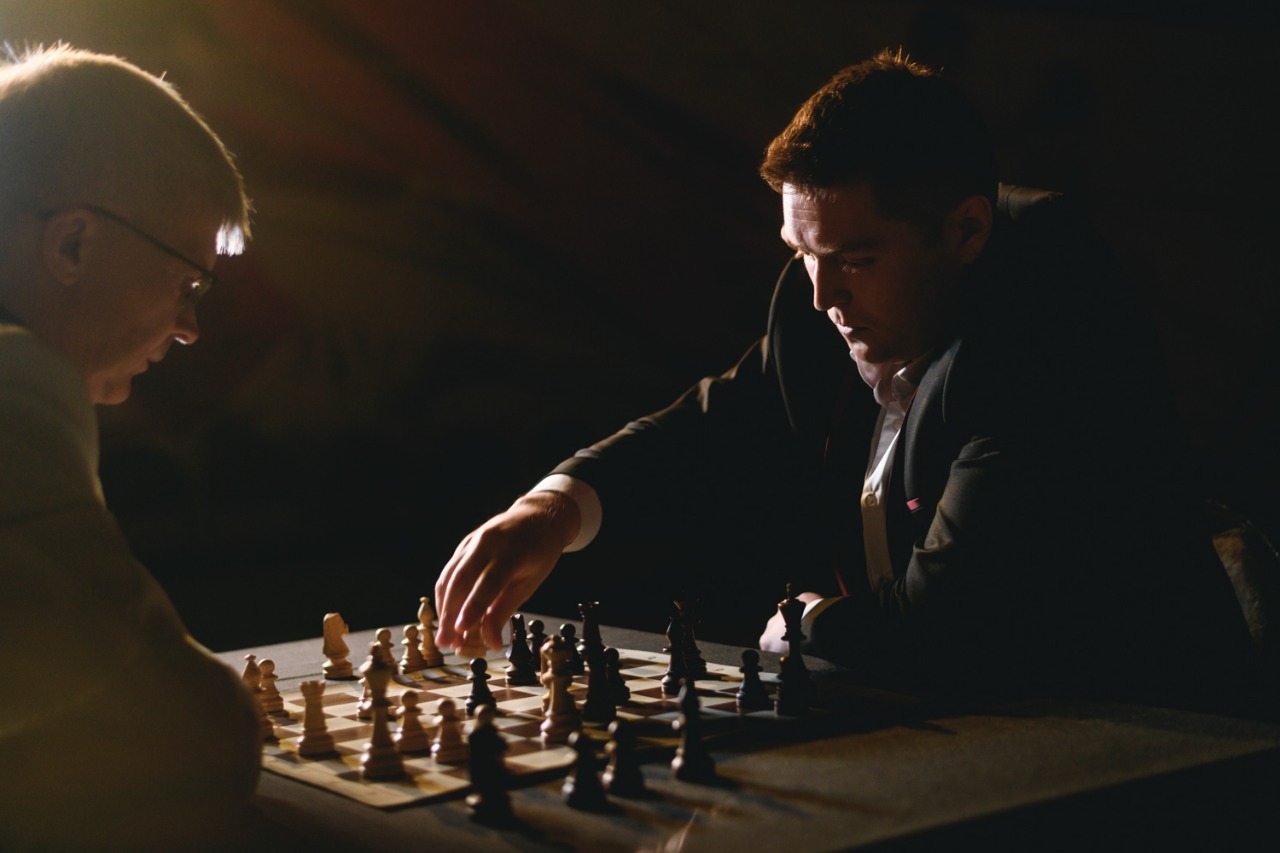Мужчины играют в шахматы. Шенлебен Кристофер шахматы. Шахматы "игрок". Профессиональная игра в шахматы. Мужчина играет в шахматы.