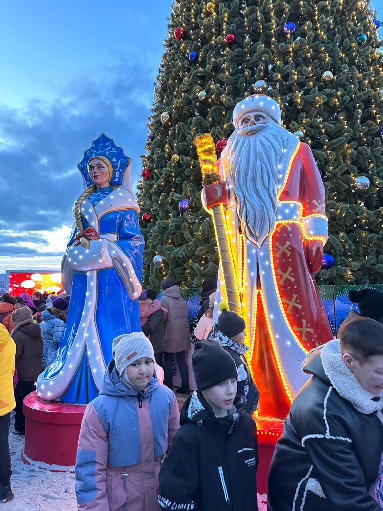В Петропавловске-Камчатском зажглись огни на главной новогодней елке