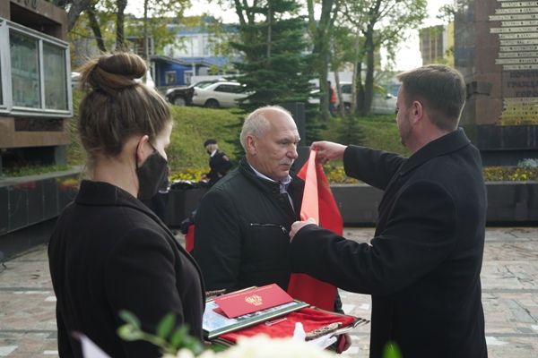 Глава города Константин Брызгин вручил удостоверения почетным гражданам Петропавловска-Камчатского