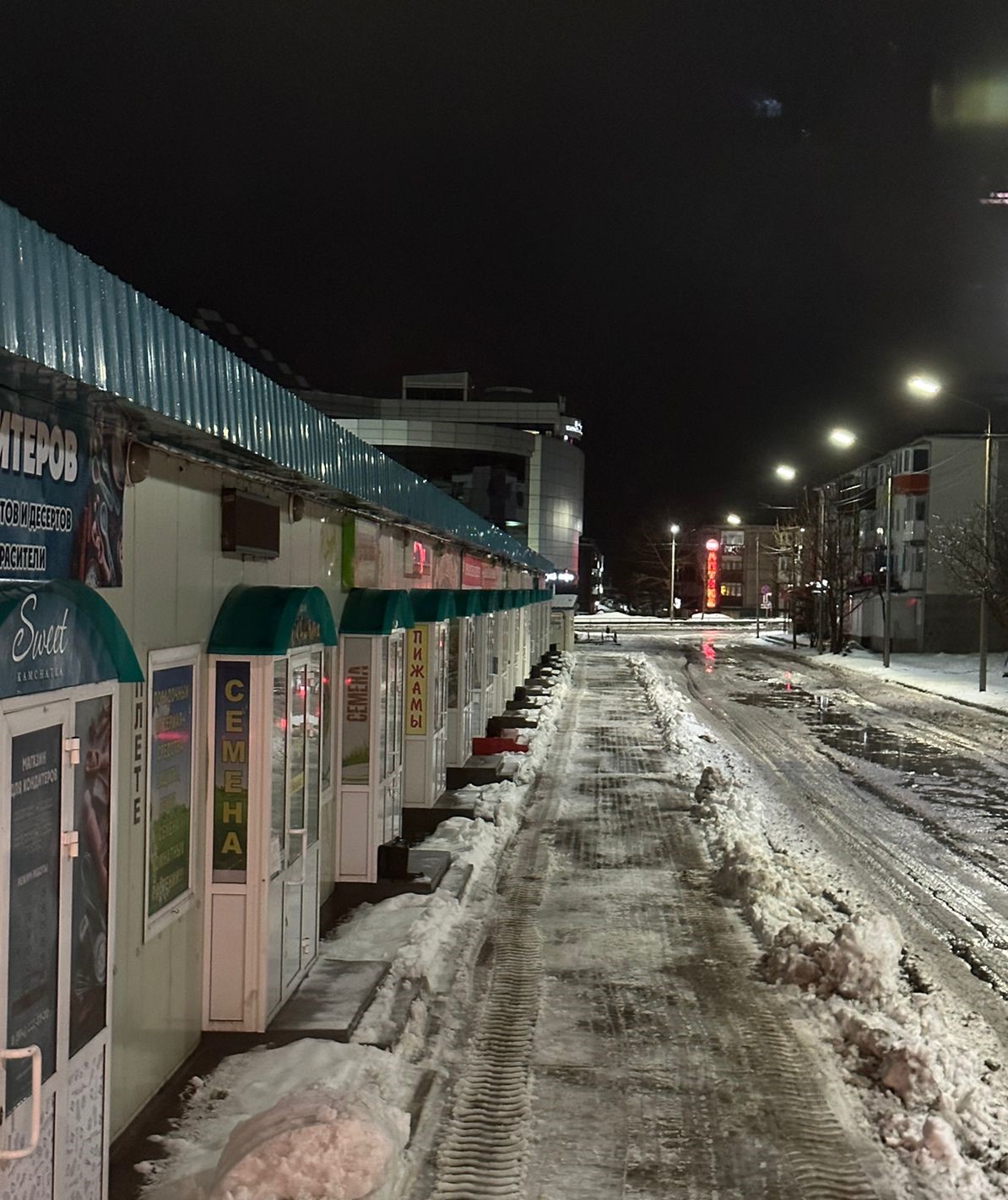 Дорожные службы продолжают выполнять работы по расчистке проезжей части и тротуаров Дорожные службы продолжают выполнять работы по расчистке проезжей части и тротуаров