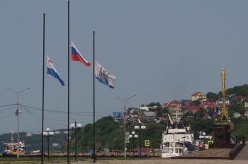 В краевой столице приспущены флаги, отменены развлекательные мероприятия. Город скорбит вместе со всей Камчаткой 
