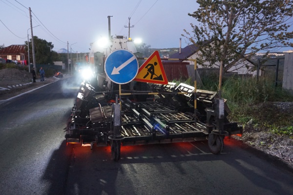 На ремонте дорожного полотна в районе Авачи работает ремиксер