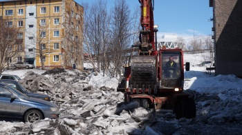 В Петропавловске-Камчатском продолжаются работы по снятию наледи и расчистке межквартальных проездов и придомовых территорий