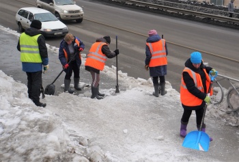 Дорожные службы продолжают проводить работы по снятию наледи и вывозу снега