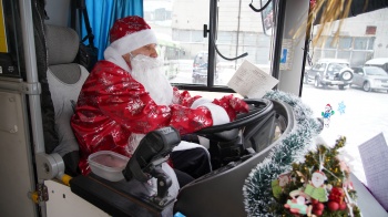 В Петропавловске Дед Мороз возил пассажиров «Автопарка»