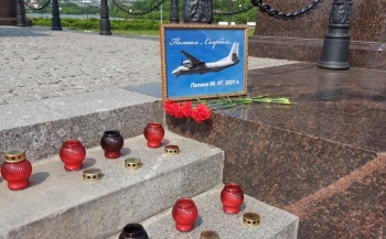 Горожане приносят цветы в память о погибших в авиакатастрофе