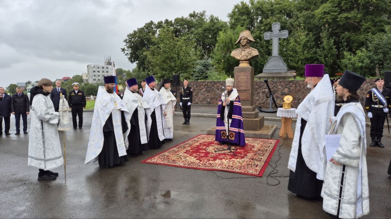 Бюст адмирала Фёдора Ушакова открыли в краевой столице в честь 280-летия со дня рождения великого флотоводца