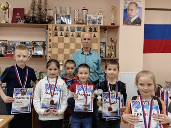 Ученики начальной школы города состязаясь за звания лучших шахматистов