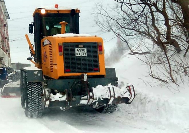 Дорожные службы города продолжают устранять последствия снежного циклона