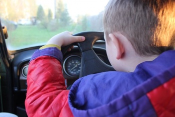 Родителей призывают запретить своим несовершеннолетним детям садиться за руль 