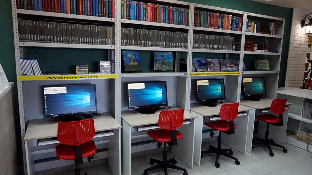 Научно информационные библиотеки. Читальный зал с компьютерами. Компьютерная зона в библиотеке. Стеллаж для компьютера. Компьютерный зал в библиотеке.