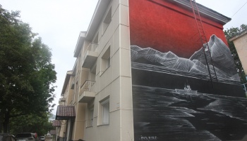 Фирменный стиль, яркие образы: на фасадах города работают именитые художники