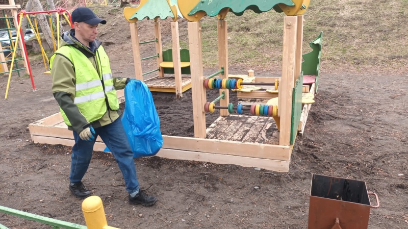 На детских площадках заменят песок в песочницах и отремонтируют оборудование
