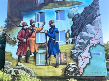 Две новые картины украсили торцы домов в Петропавловске-Камчатском