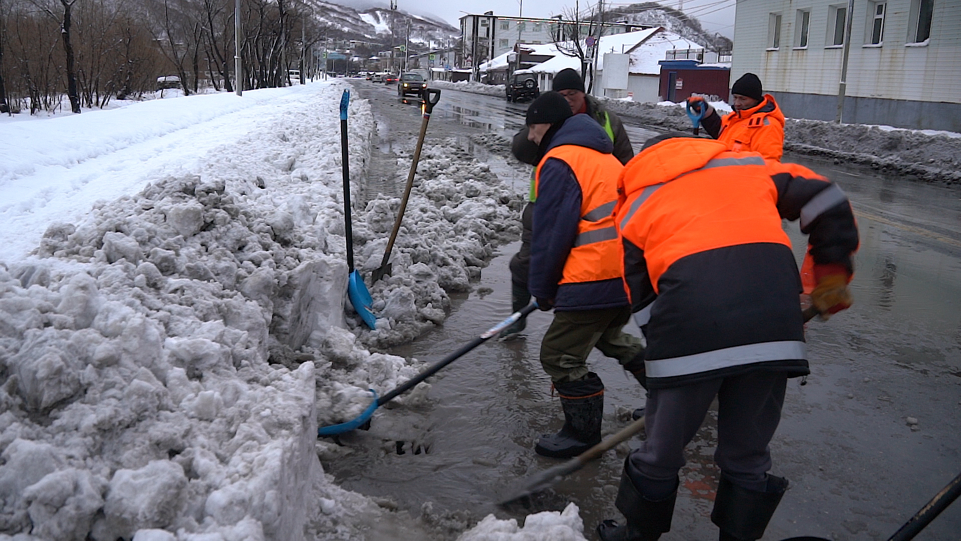 Глава города Евгений Беляев: В краевом центре продолжается ликвидация последствий циклона Глава города Евгений Беляев: В краевом центре продолжается ликвидация последствий циклона