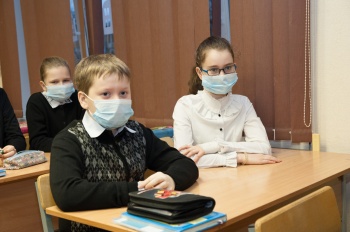 Снижается количество школьников, заболевших COVID