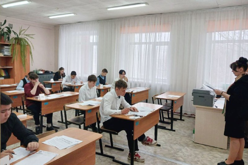 Около двух тысяч девятиклассников краевого центра написали пробный экзамен по математике