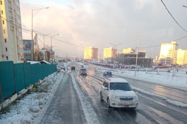 Дорожные службы продолжают устранять последствия снежного циклона