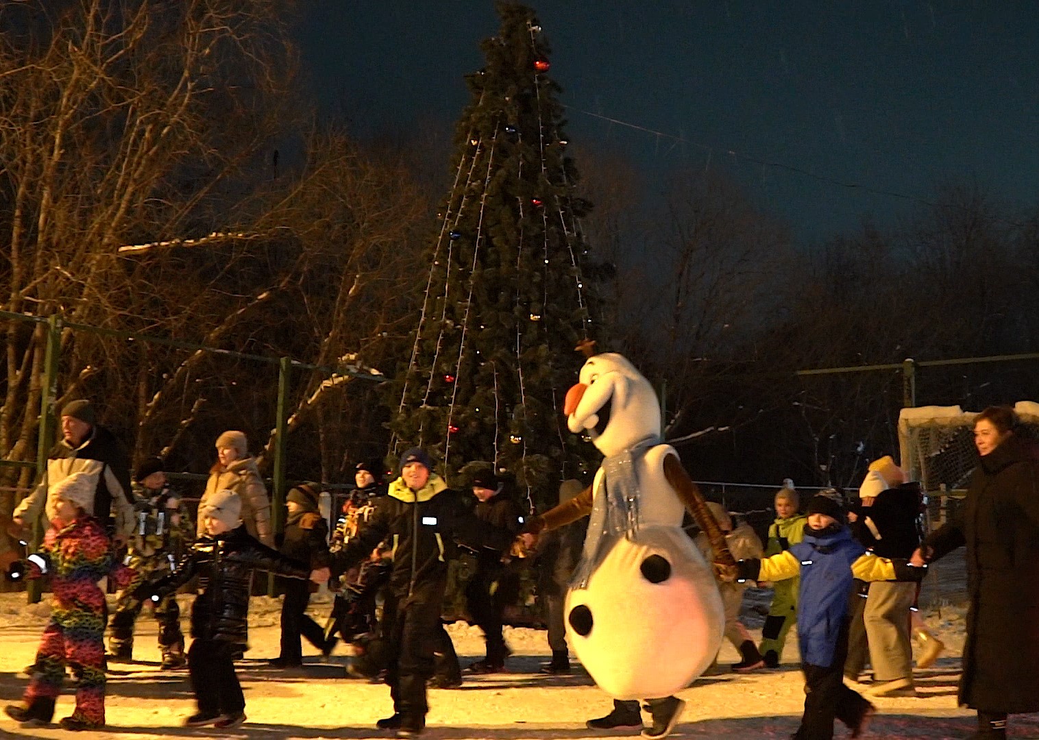 Первую новогоднюю ёлку открыли в микрорайоне Авача Первую новогоднюю ёлку открыли в микрорайоне Авача