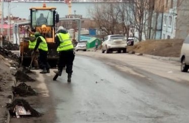 В Петропавловске-Камчатском убирают снег, песок и мусор