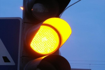 Светофоры на самых сложных участках дорог переведены в режим желтого мигания
